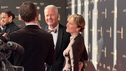 Peter Kloeppel nimmt den Preis am Abend persönlich entgegen.