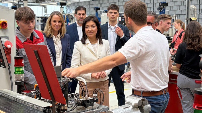 Ministerin Katherina Reiche mit Deutz AG CTO Katharina Krüger