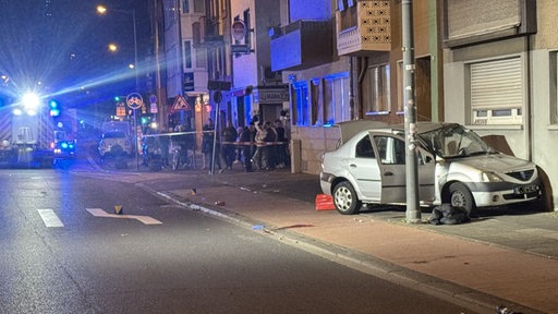 Der Unfallwagen steht auf dem Bürgersteig 