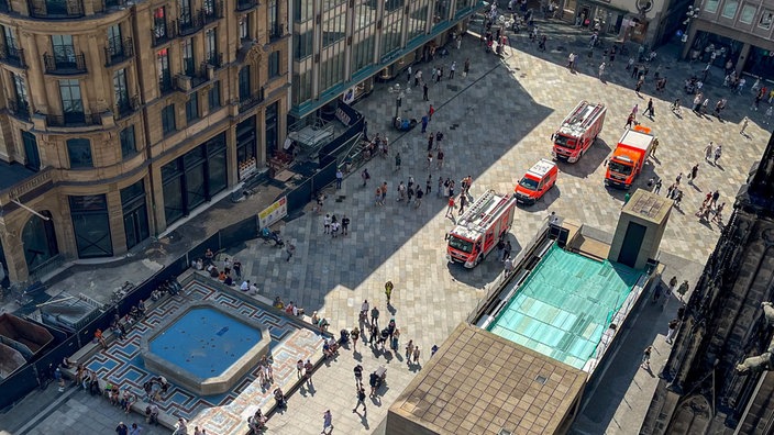 Blick auf die Kölner Domplatte von oben, darauf stehen Feuerwehrautos