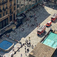 Blick auf die Kölner Domplatte von oben, darauf stehen Feuerwehrautos