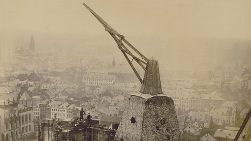 Eine historische Aufnahme des Baukrans auf dem Dom, Im Hintergrund ist das historische Köln zu sehen.