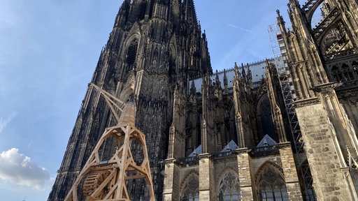 Ein Holzgerüst vor dem Kölner Dom