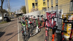 E-Scooter in Köln-Müngersdorf auf dem Gehweg