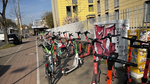 E-Scooter in Köln-Müngersdorf auf dem Gehweg