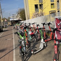 E-Scooter in Köln-Müngersdorf auf dem Gehweg
