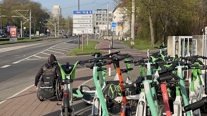 E-Scooter in Köln-Müngersdorf auf dem Gehweg