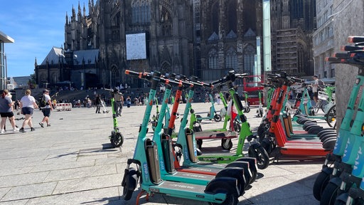 E-Scooter verschiedener Anbieter vor dem Kölner Dom
