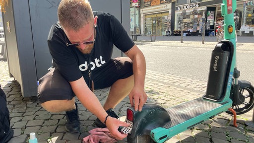 Tobias Tetzlaff, Mitarbeiter der E-Scooter-Fußpatrouille des Anbieters "Dott"