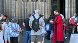 Vor dem Dom werden Besucherinnen und Besucher nach Tickets kontrolliert