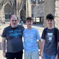 Die vierköpfige Familie Baumann auf dem Weg den Kölner Dom zu besuchen