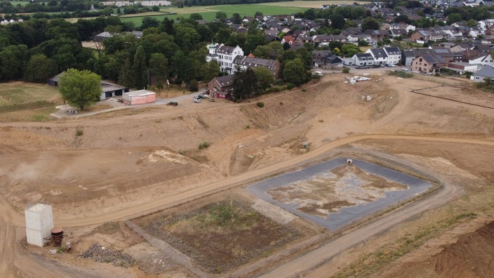 Hochwasser-Krater in Erftstadt: Erinnerung an die Überschwemmung belastet Anwohner