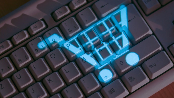 Ein Einkaufswagen-Symbol auf einer Computer-Tastatur