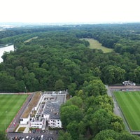 Zu sehen ist das Geißbockheim des 1. FC Köln und im Hintergrund der Grüngürtel.