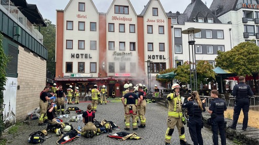 Kölner Altstadt voll mit Feuerwehrleuten 