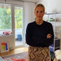 Florine Bruns steht in einem Wohnzimmer