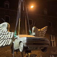 Das abgebaute Flügelauto hängt am Kran