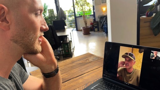 Online-Gespräch am Laptop