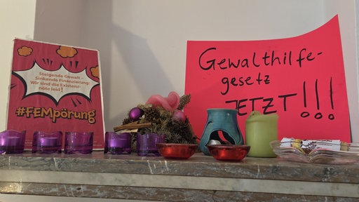 Plakate für Frauenhilfe mit der Aufschrift: "Gewalthilfegesetz jetzt!"