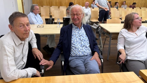 Friedmund Skorzenski von der Bürgerinitiative Grüngürtel für Alle sitzt vor dem OVG Münster