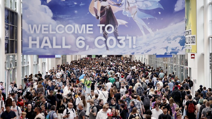 Besucher drängen durch die Gänge auf der weltgrößten Computerspielmesse Gamescom 2025 in der KoelnMesse.