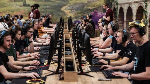 Besucher der Gamescom testen das Computerspiel «Anno 117» des deutschen Entwicklerstudios Ubisoft Blue Byte. 