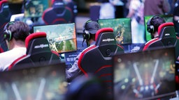 Gamer spielen neue Computerspiele (hier: Mecha Break) auf der weltgroessten Computerspielmesse Gamescom 2025 in der KoelnMesse.