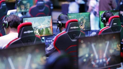 Gamer spielen neue Computerspiele (hier: Mecha Break) auf der weltgroessten Computerspielmesse Gamescom 2025 in der KoelnMesse.