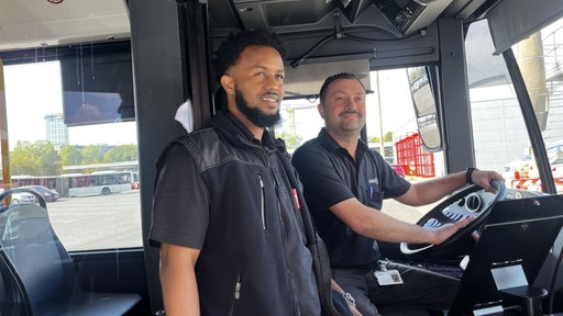Maxamed Cismaan (l.) und Falah Hasan in einem Bus der KVB.