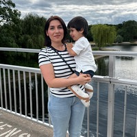 Fahime Ghahestani hält ihren Sohn Raybod auf dem Arm und steht auf einer Brücke am Fühlinger See.
