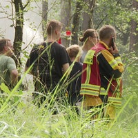 Feuerwehrleute sortieren sich beim Einsatz in der Wahner Heide