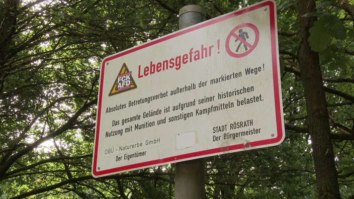 Ein Schild in der Wahner Heide weist auf ein Betretungsverbot hin.