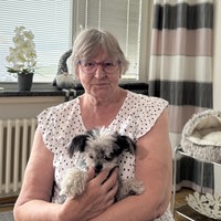 Gudrun Marquardt sitzt mit ihrem Hund in ihrer Wohnung.