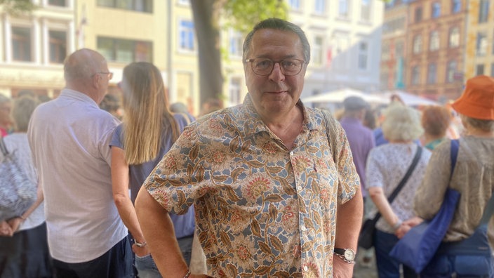 Hans Mörtter steht in sommerlicher Kluft in der Südstadt 