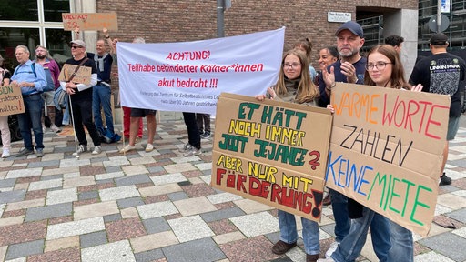 Bürgerinnen und Bürger protestieren wegen des Sparkurses der Stadt Köln