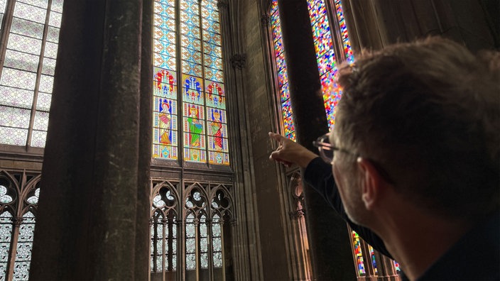 Peter Füssenich schaut sich das neue Helena-Fenster im Dom an.