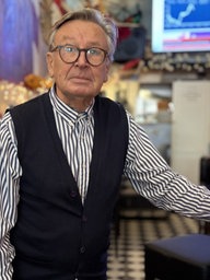 Helmut Schmitt vom Restaurant Schmittchen steht an einer Theke in einem Restaurant