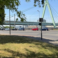 Blick auf die sverinsbrücke von der Hellenwallstrasse aus. Vorne im Bild ist eine kleine Grünfläche zu sehen