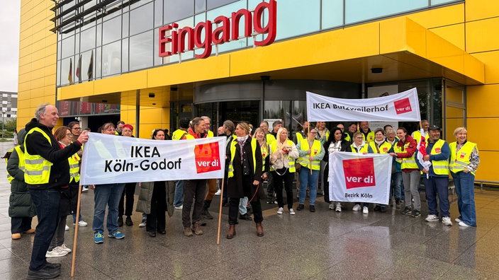 40 IKEA-Mitarbeiter streiken in Köln mit Plakaten vor dem Eingang der Filiale Am Butzweilerhof.