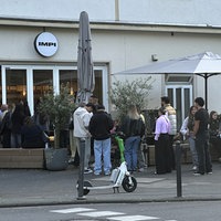 Eine lange Schlange junger Menschen vor dem Impi-Café in Köln-Ehrenfeld