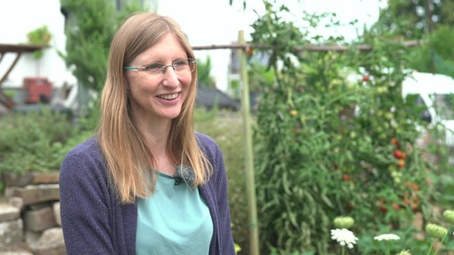 Iris Reichenbach in ihrem Garten in Köln-Vogelsang