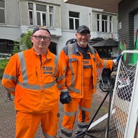 Josef Arendt (links) und Olaf Jablonski von den AWB stehen neben einem wilden Müllberg.