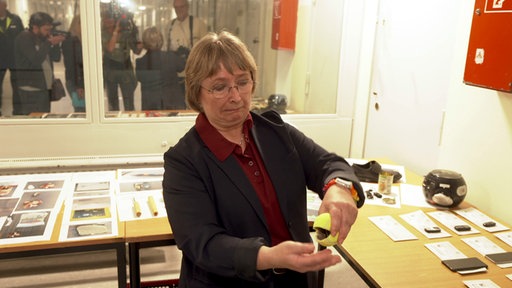 Angela Wotzlaw, die Leiterin der JVA Köln, demonstriert ein Schmuggel-Versteck in einem Tennisball