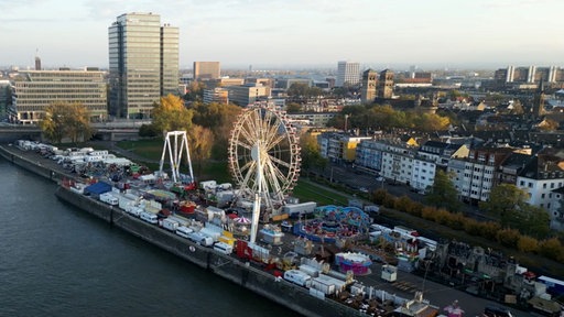 Vogelperspektive auf die Deutzer Kirmes am Rheinufer in Köln