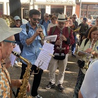 Menschen mit mehreren Instrumenten stehen auf einer Demo in Köln