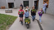 Am Projekttag werkeln die Kinder auch draußen