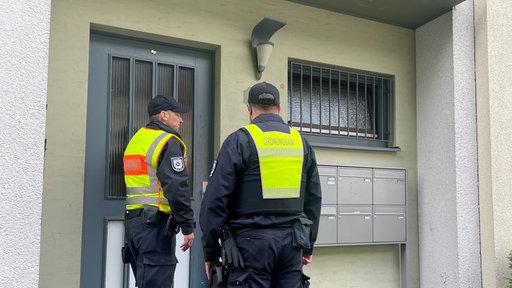 Mitarbeiter des Kölner Ordnungsamtes gehen durch die Straßen und klingeln bei Anwohnern