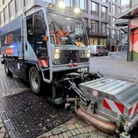Auf dem Bild ist ein AWB-Reinigungswagen zu erkennen. Er fährt durch die Straße