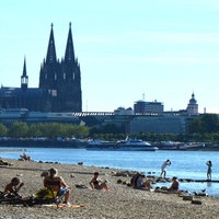 Am Rheinufer in Köln genießen die Menschen das erste Wochenende mit Hochsommertemperaturen