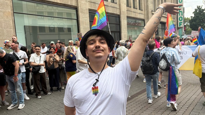 Yakiv Lavrynets läuft in der Parade in Köln mit.